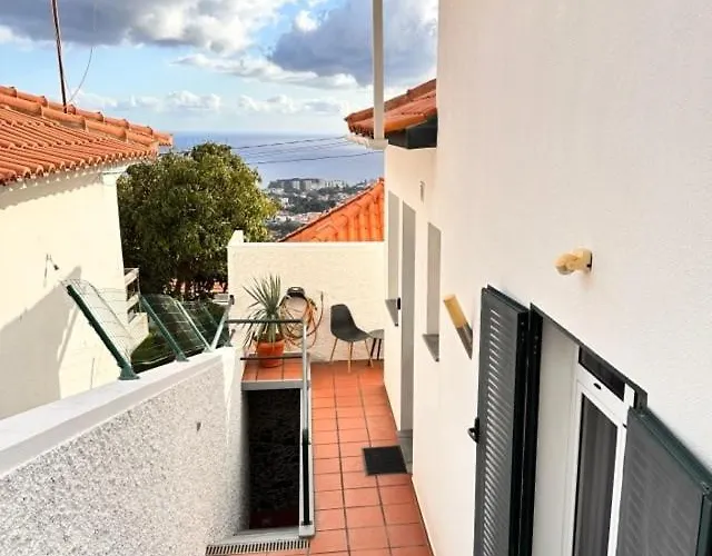 Seaview House-quiet, 7 Mins To Town, Stunning View Funchal (Madeira)