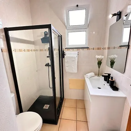 Seaview House-quiet, 7 Mins To Town, Stunning View