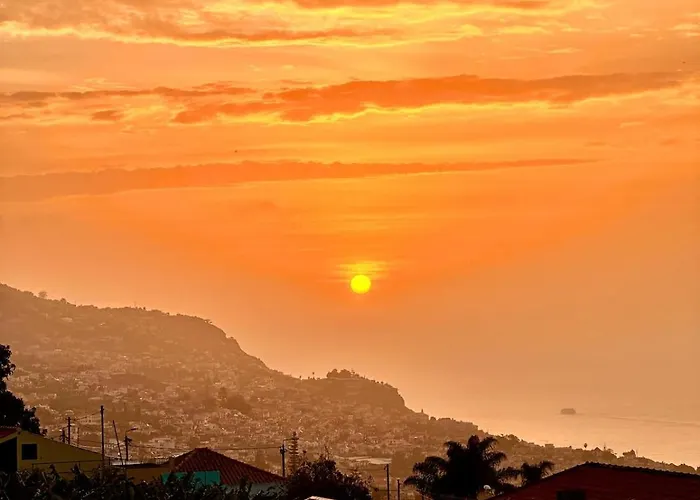 Seaview House-quiet, 7 Mins To Town, Stunning View * Funchal (Madeira)